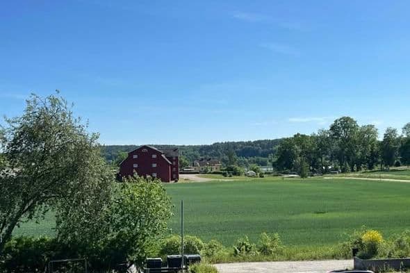 Nyrenoverad 3:a med stor trädgård i Hölö